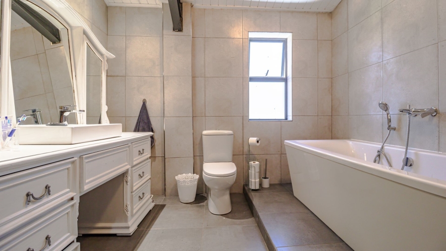 6 Bedroom Property for Sale in Stellenbosch Farms Western Cape